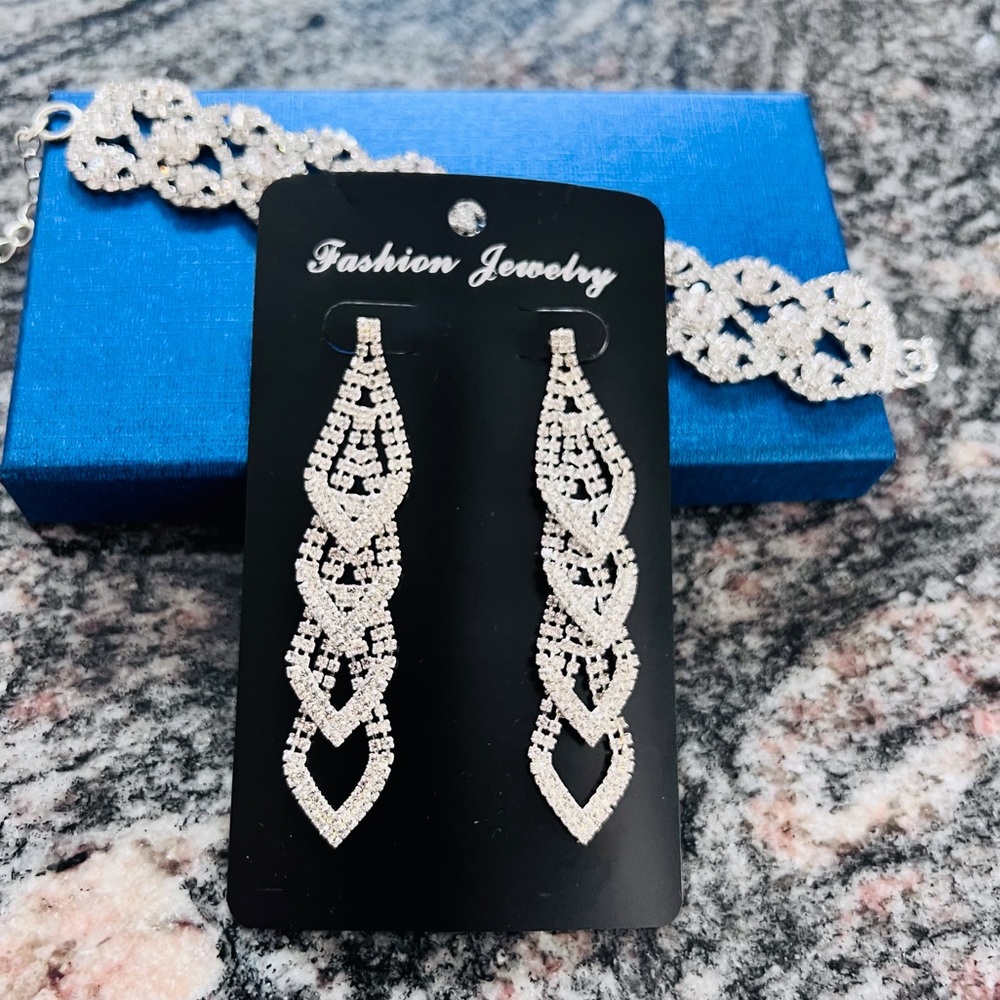 FASHION JEWELRY SET.